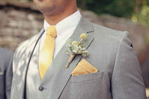Amarillo perfectamente combinado en la corbata, botoniere y pañuelo. Siento que este color asienta p