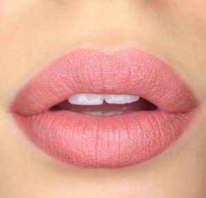 los labios rosados claros 