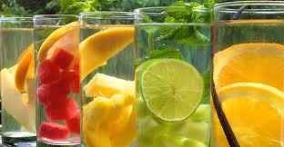 4.- Tomar infusiones de frutas: ayuda a desintoxicar el cuerpo, en vez de tomar una bebida esta agüi