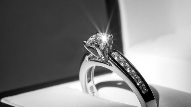 Limpiar anillo de compromiso/matrimonio 3