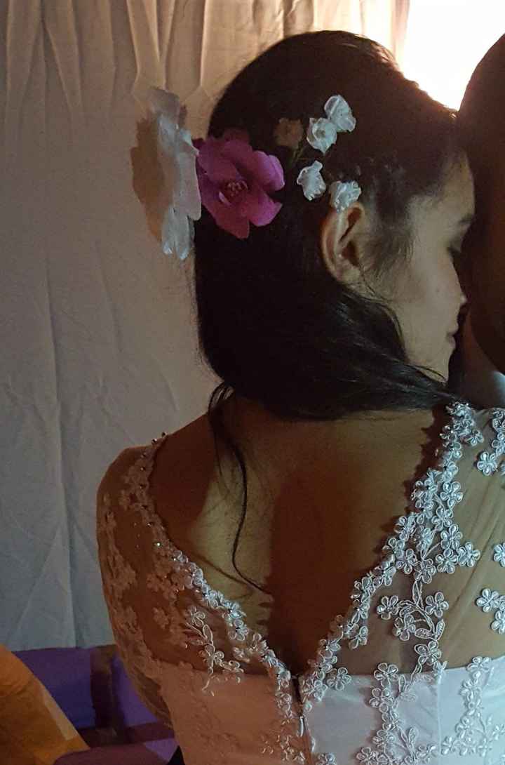 Flores de papel y parte detrás del vestido. 