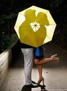 Un paraguas a contraluz, yo escribiría la fecha con un plumón