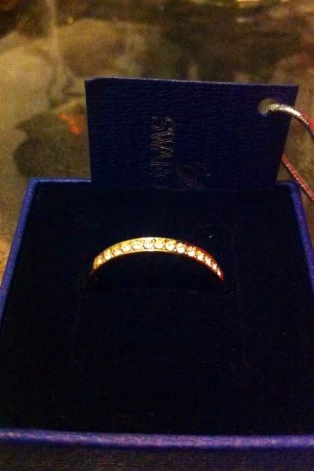 Mi bello anillo de compromiso, nuestras argollas seran estilo Glam 