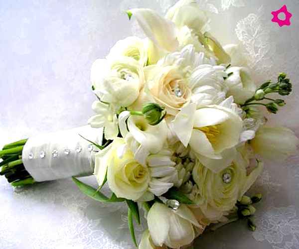 Ramo de novia con rosas y narcisos blancos