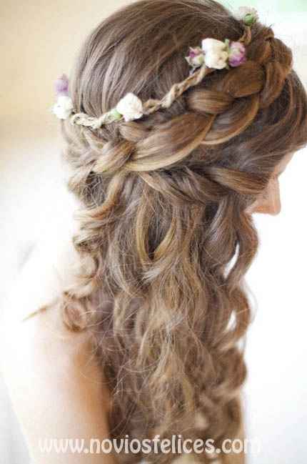 peinado de novia trensado con decoracion en flor