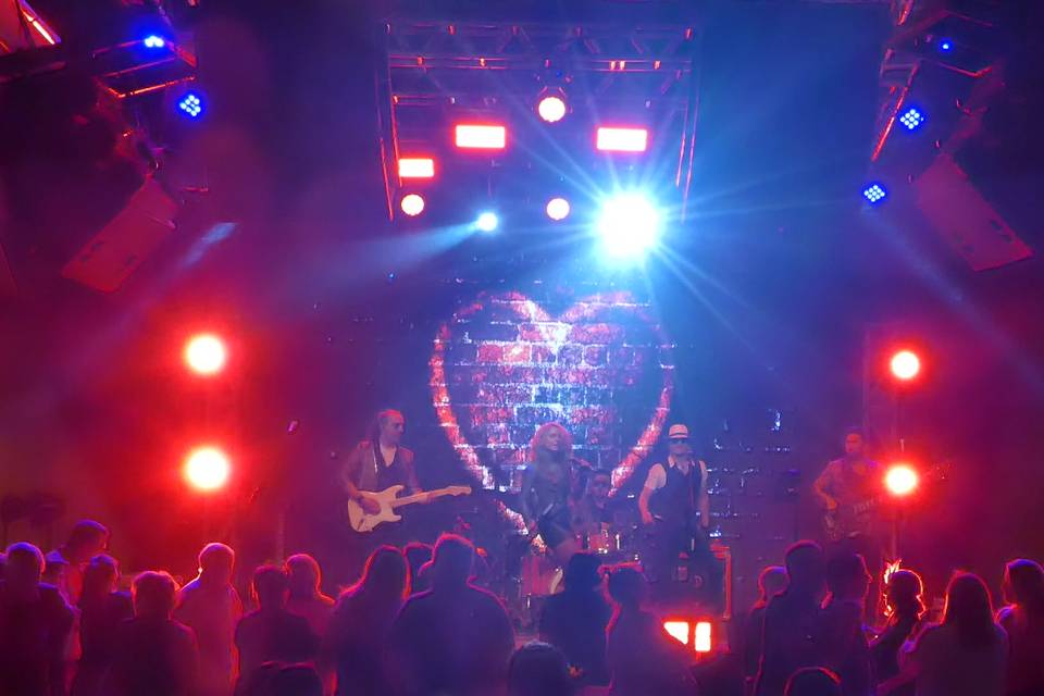 Tocando y cantando en el escenario