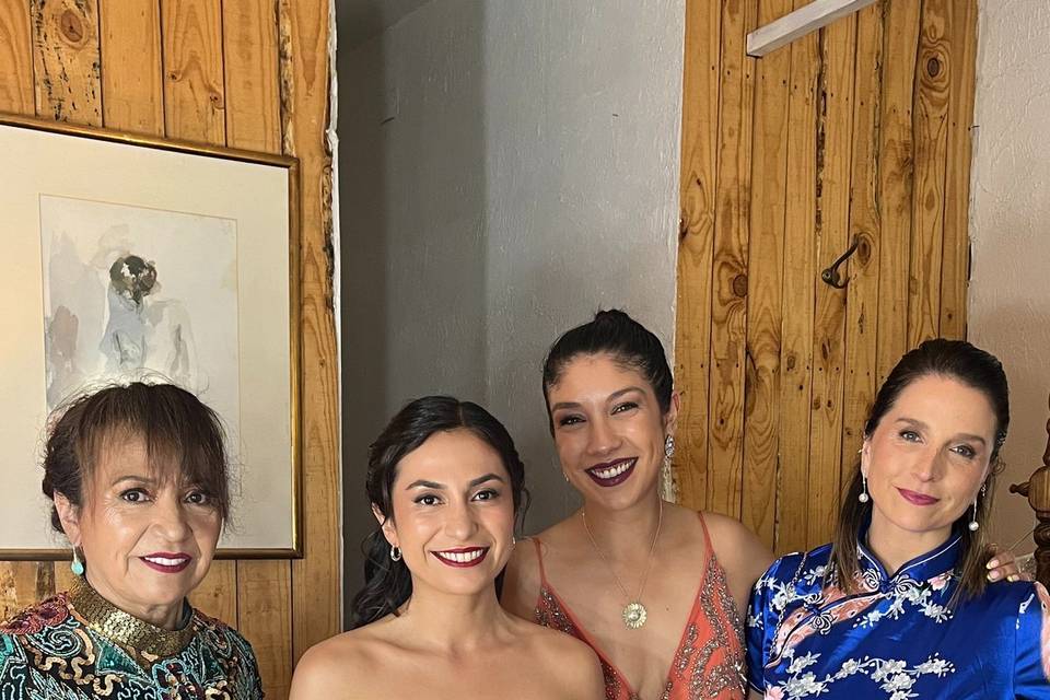 Novia, mamá y madrinas