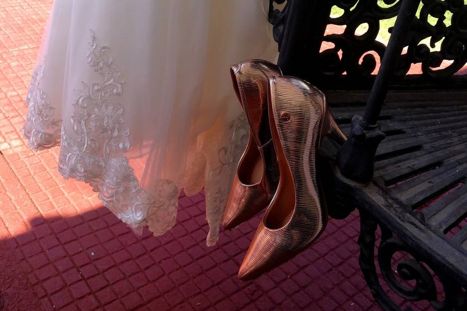 Vestido y zapatos novia