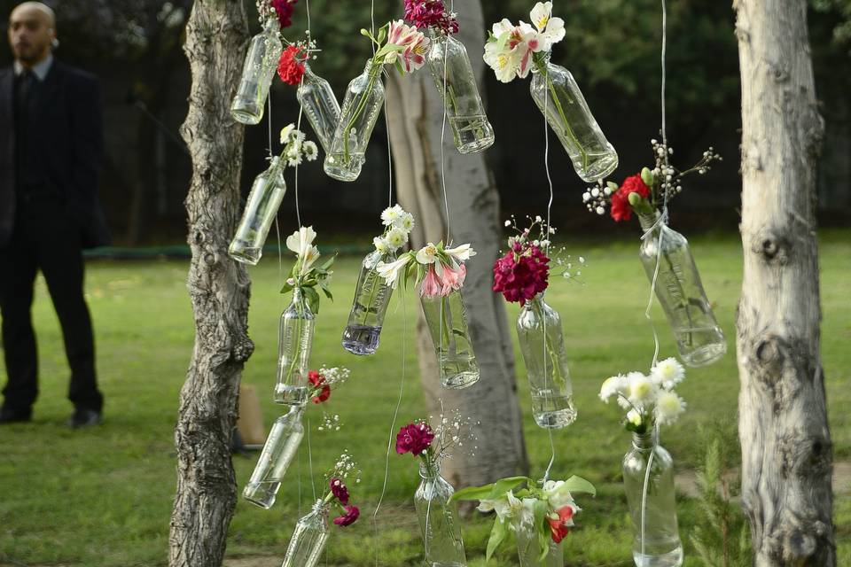 Cortina de flores con botellas