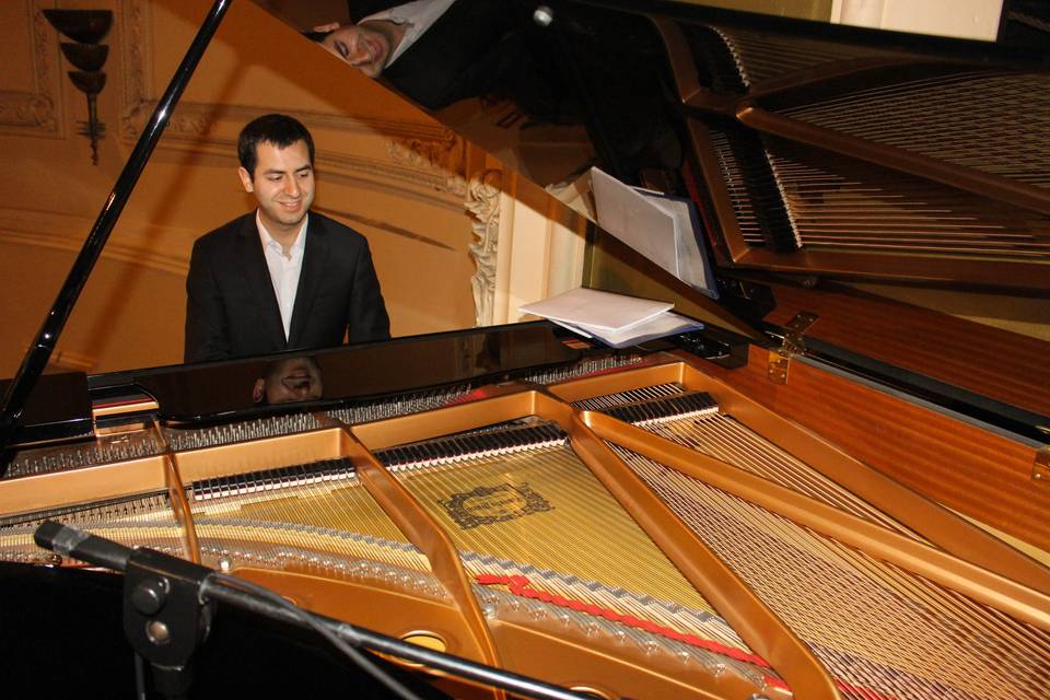 Tocando un hermoso piano