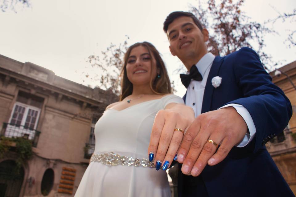 Pareja enseñando sus argollas de matrimonio