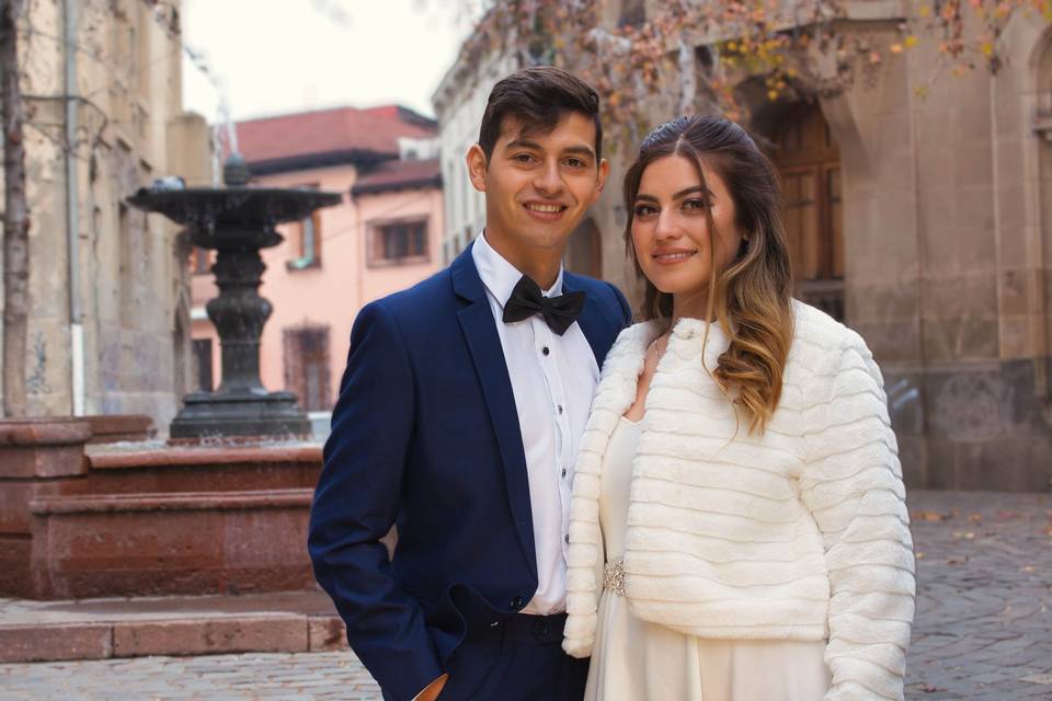 Recién casados posando en la calle