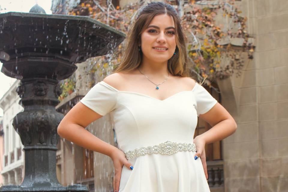 Novia con vestido de hombros caídos