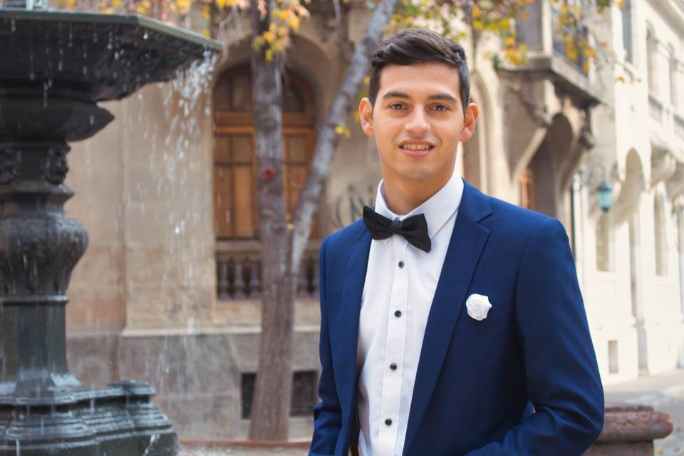 Novio con traje azul