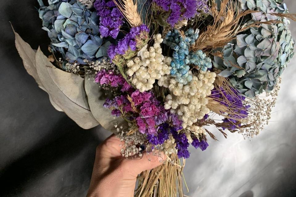 Ramo azules flores secas
