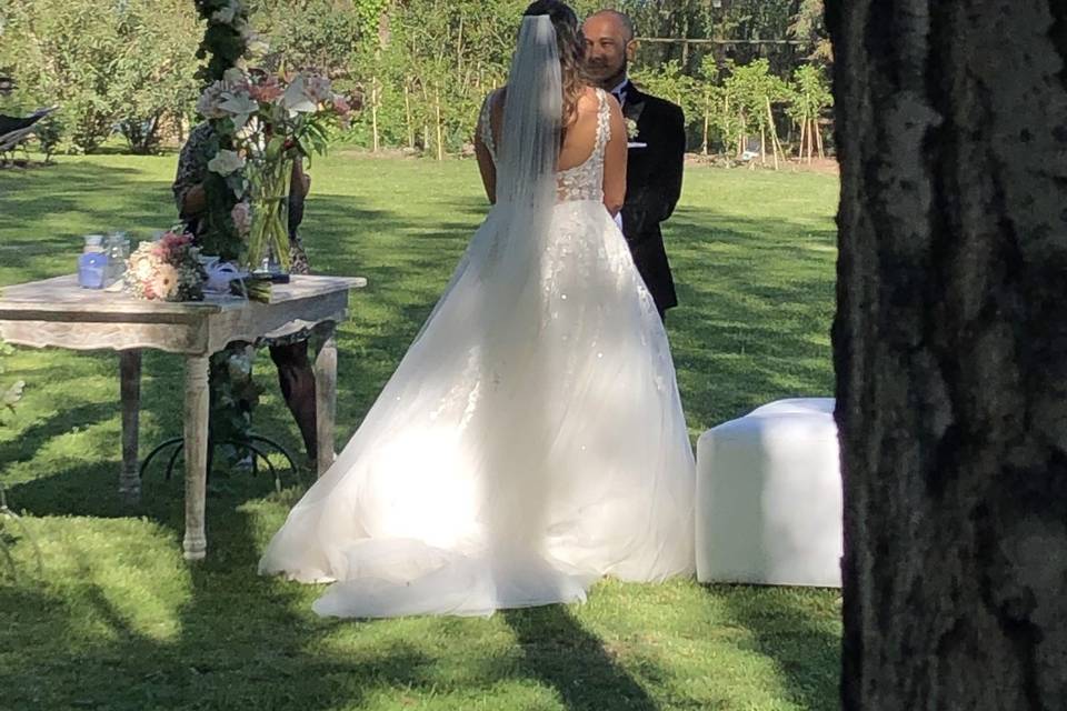 Novios en ceremonia aire libre