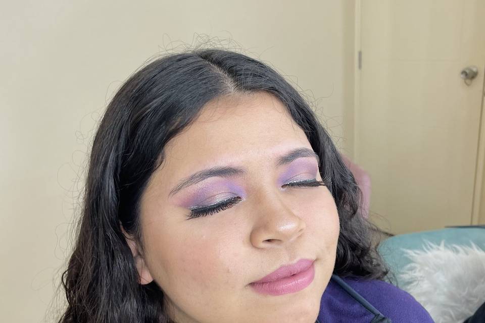 Maquillaje violeta