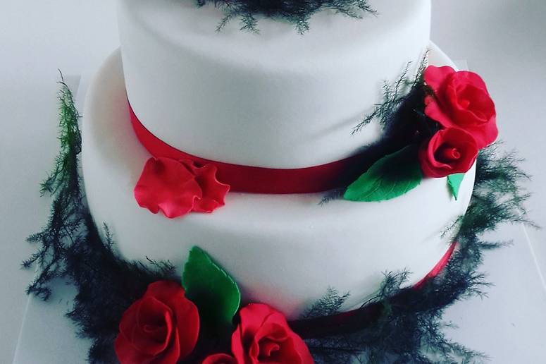 Torta con rosas y helechos