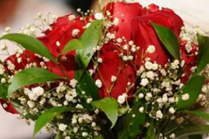 Ramo de rosas rojas con detalles blancos