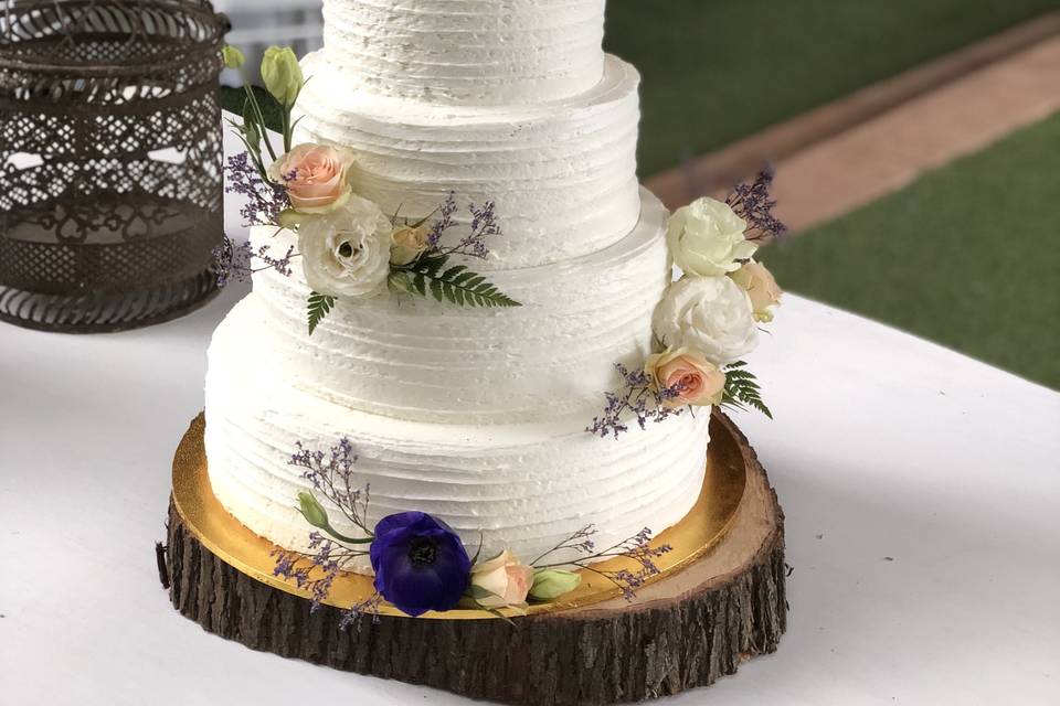 Buttercream cake & flowers