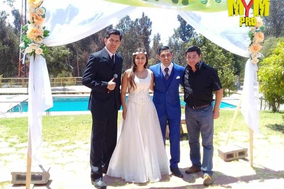 Junto a los novios