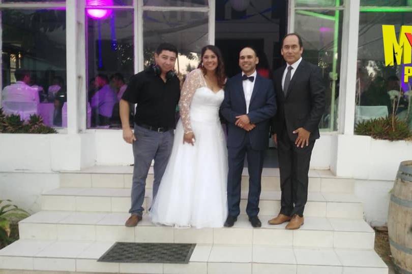 Junto a los novios