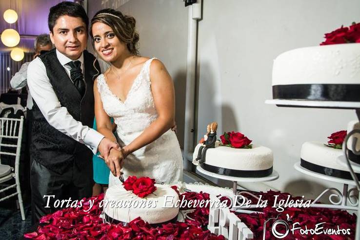 Novios junto a su torta