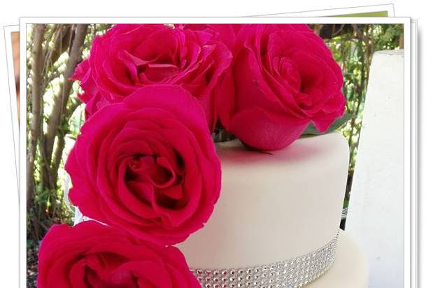 Torta con rosas fucsias