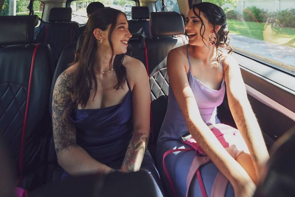 Dos chicas en el coche