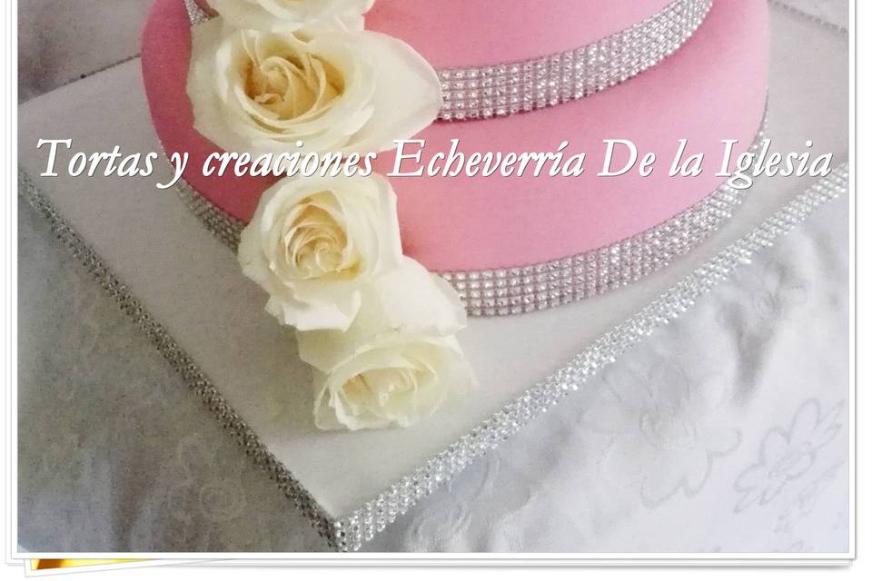 Torta con rosas y brillante