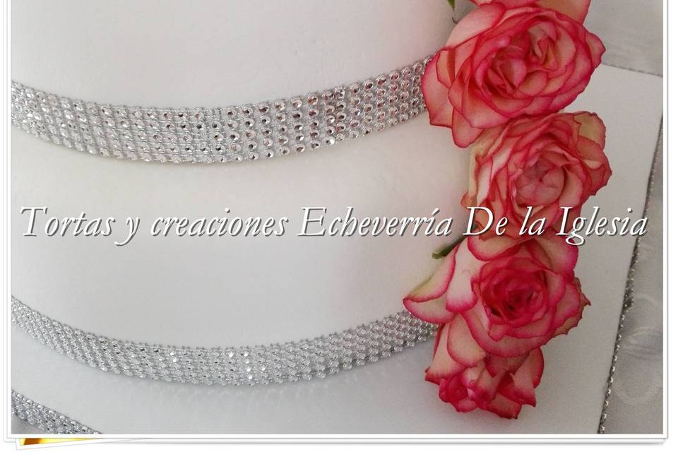 Torta con decoración en plata y rosas