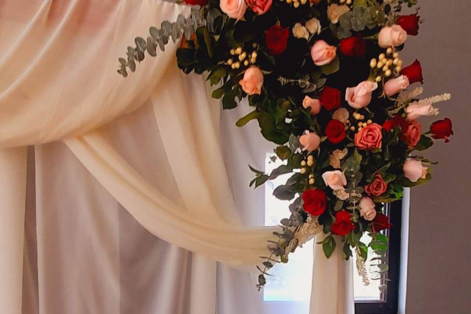 Decoración floral arco de boda