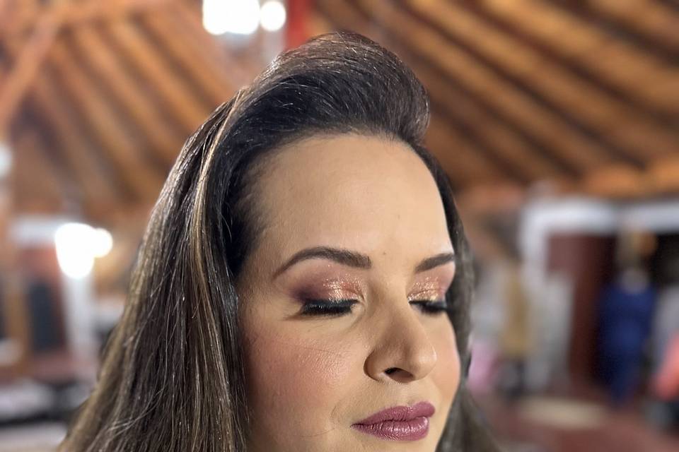 Maquillaje y peinado