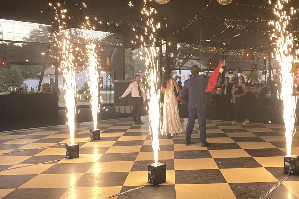 Pirotecnia en baile novios