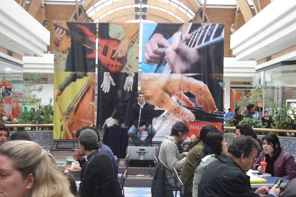 Cantando en Mall Plaza Trebol