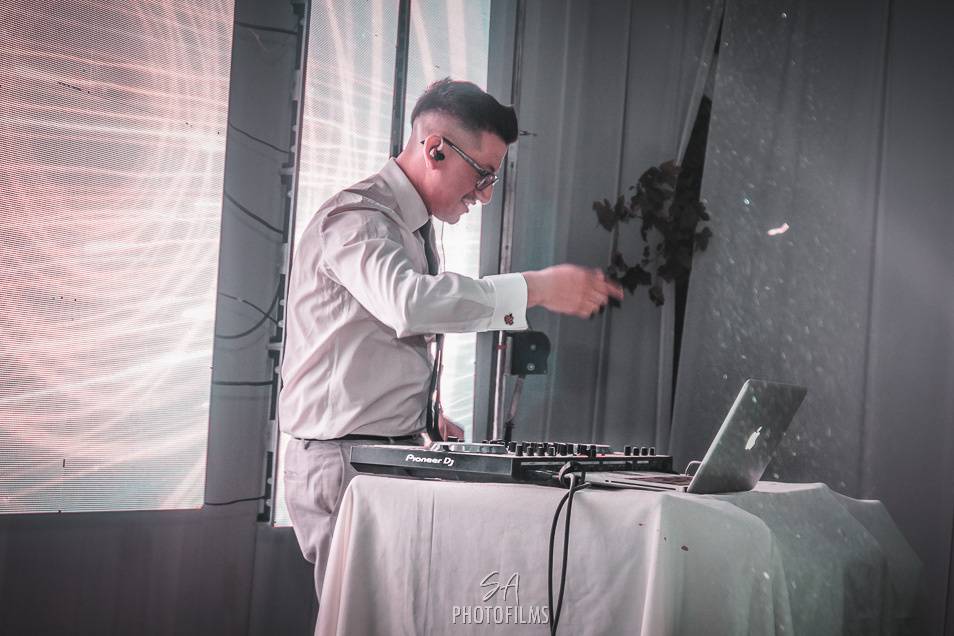 Dj en fiesta de boda