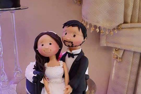 Figura pareja de novios en el banquete