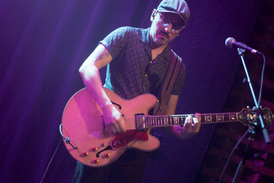 David en la primera guitarra.