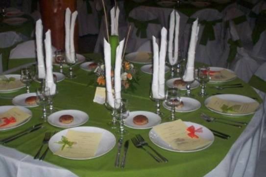 Mesa con mantel blanco y verde