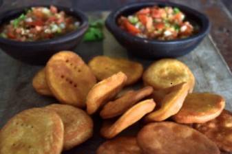 Sopaipillas con pebre
