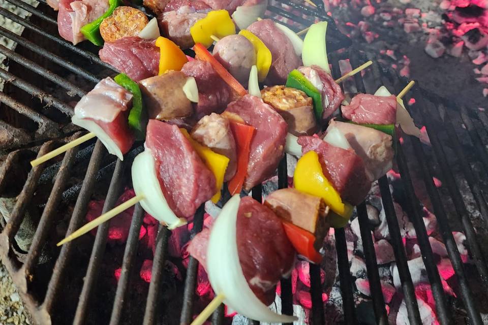 Brochetas de carne y verduras