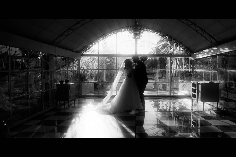Novios bailando en las sombras
