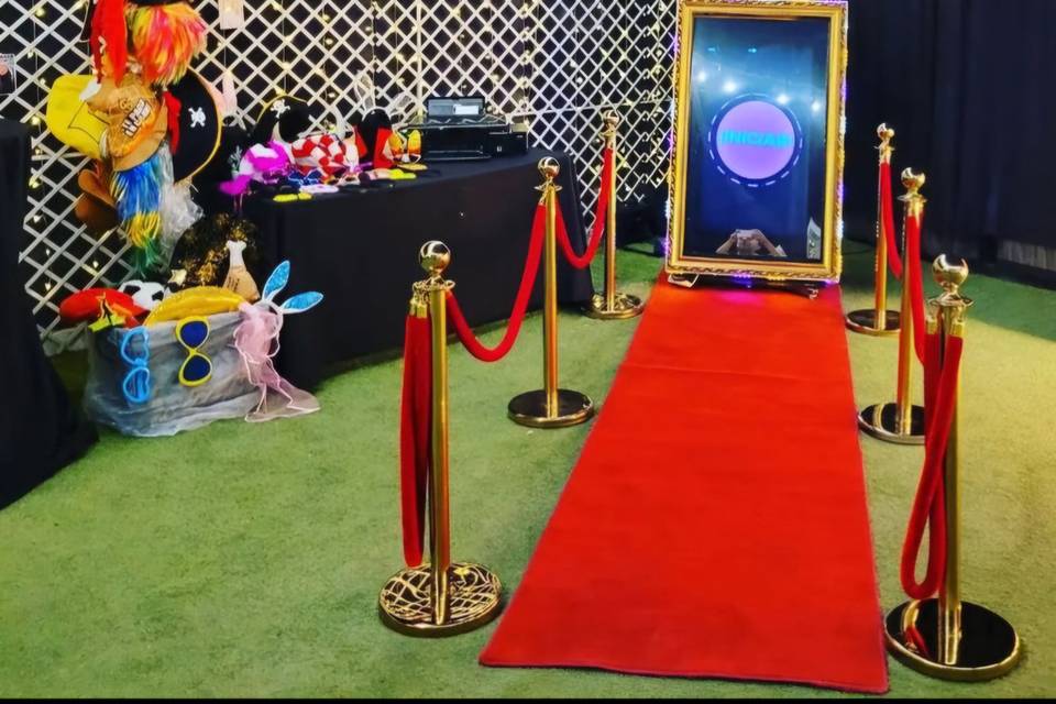 Espejo Mágico con alfombra roja