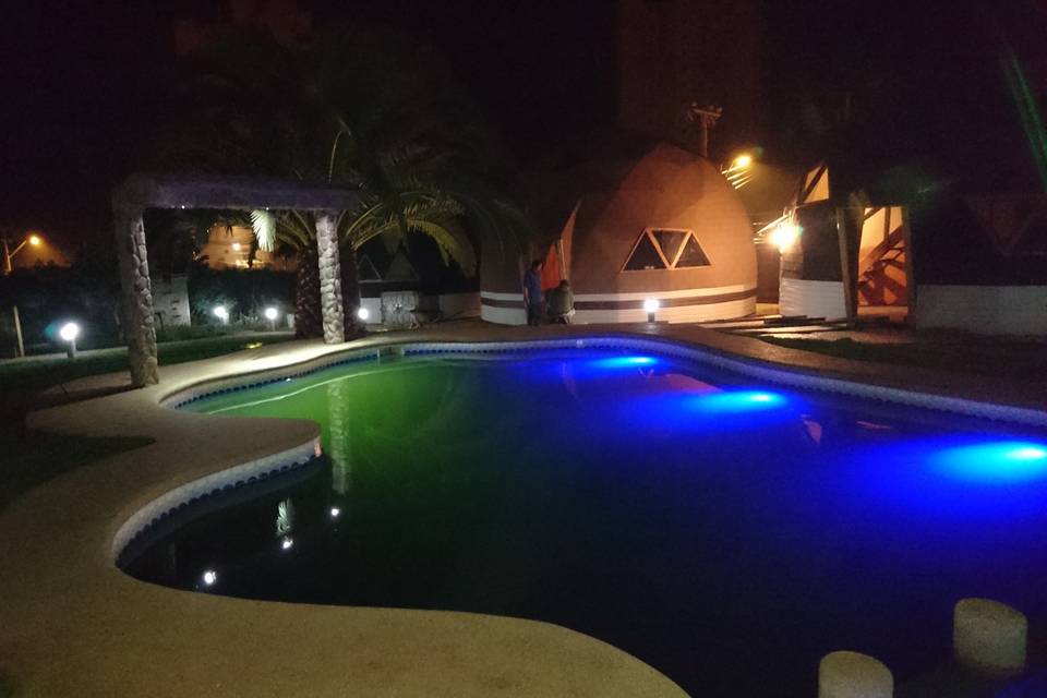 Vista nocturna piscina