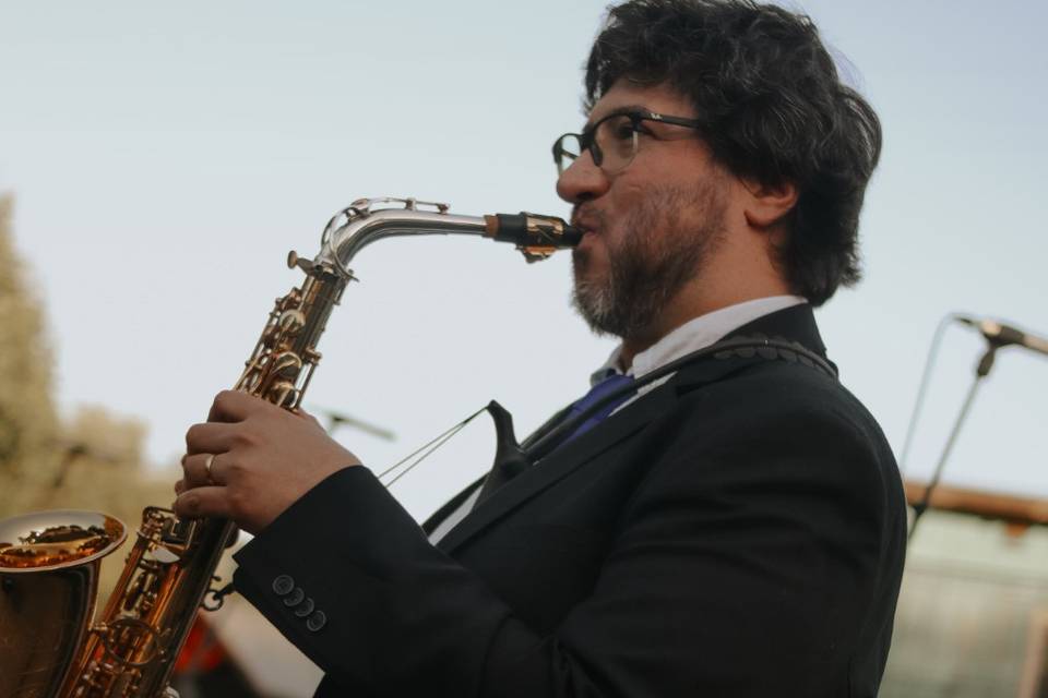 Tocando el saxofón en evento