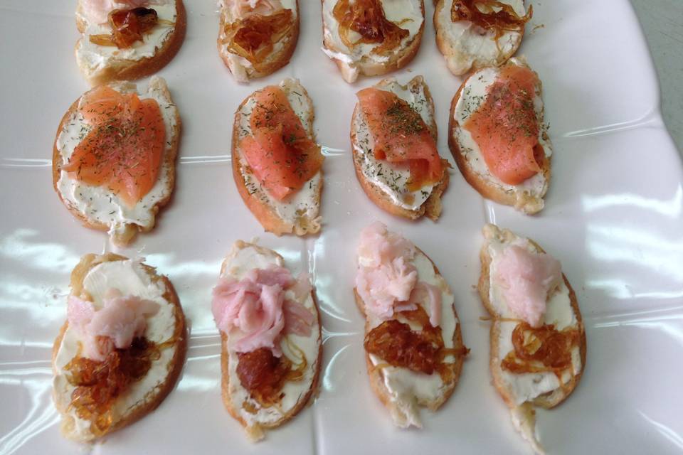 Crostini salmón al eneldo, jamón y cebolla