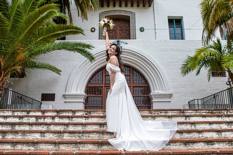 Novia subiendo las escaleras