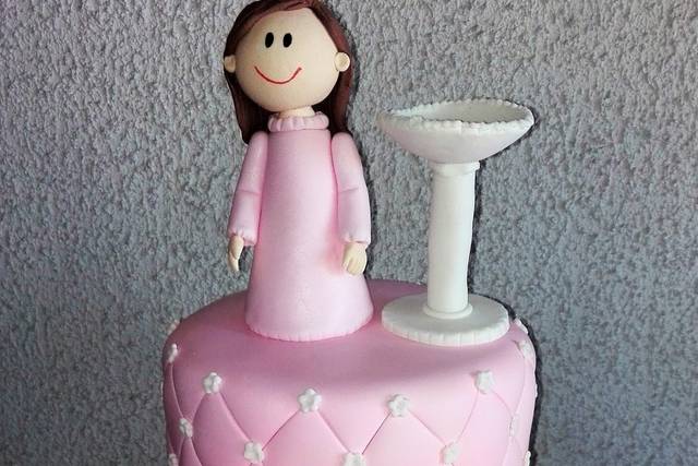 Tarta De Cumpleaños Por 1 Año El Pastel Está Decorado Con Una Figura De  Muñeca Y Decoración Para La Niña Deliciosa Recepción En Una Fiesta De  Cumpleaños Pastel De Moda Sobre El