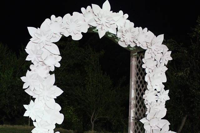 Arco de flores de papel