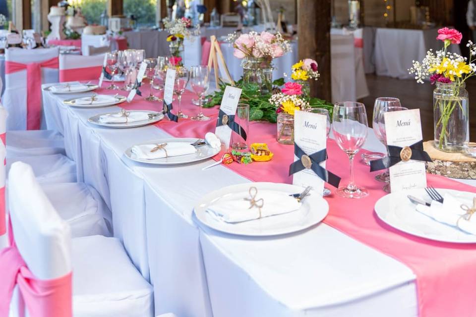 Mesa en tonos rosados y blancos